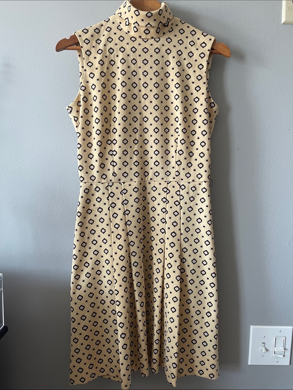 Vintage Sleeveless Turtleneck Cream Dress with Black Diamond Print